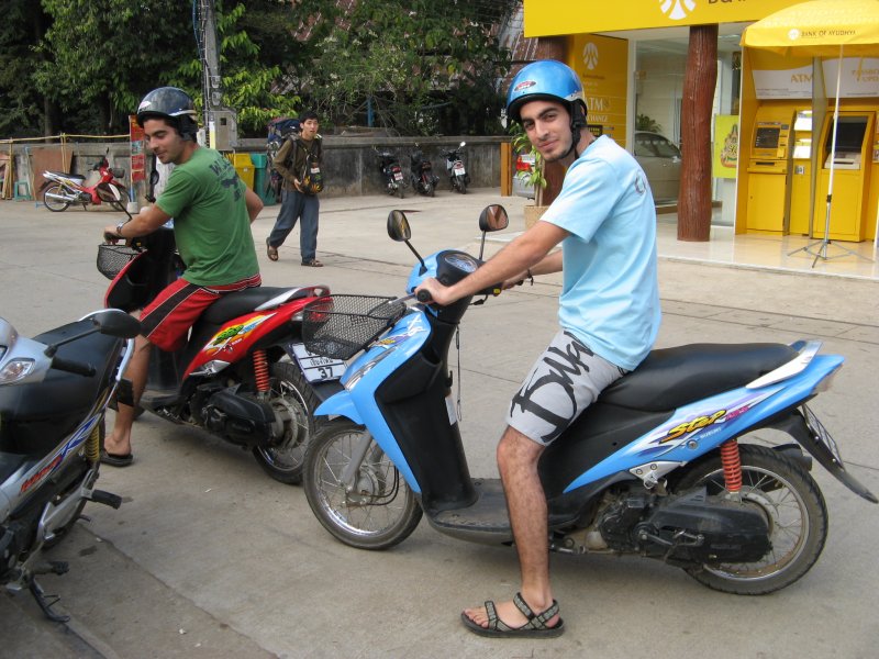 איתי וגלעד על הקטנועים השכורים - פאי, תאילנד